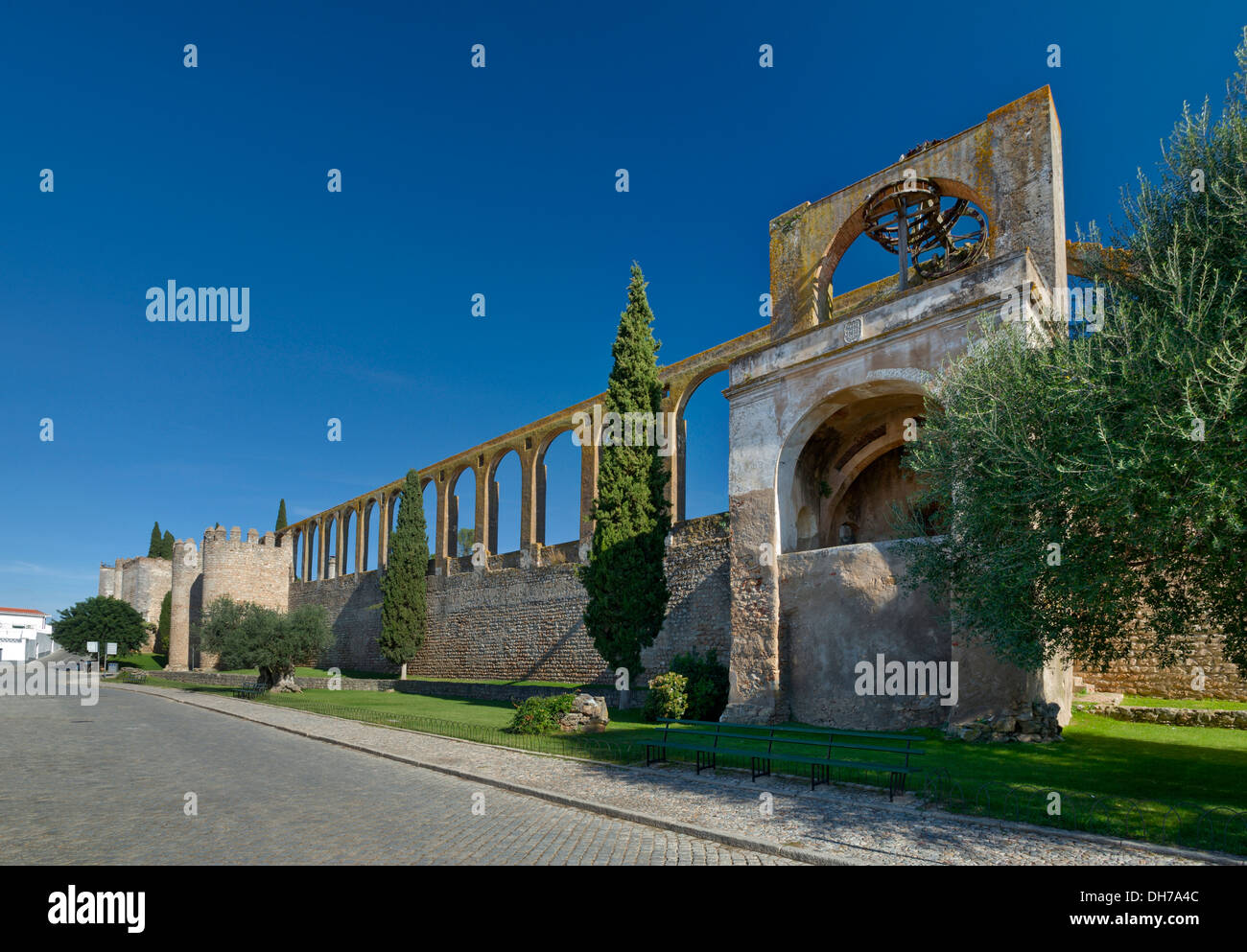 Aqueduc du 17ème siècle et de l'eau roues Serpa construit sur les murs de la ville, de l'Alentejo, Portugal Banque D'Images