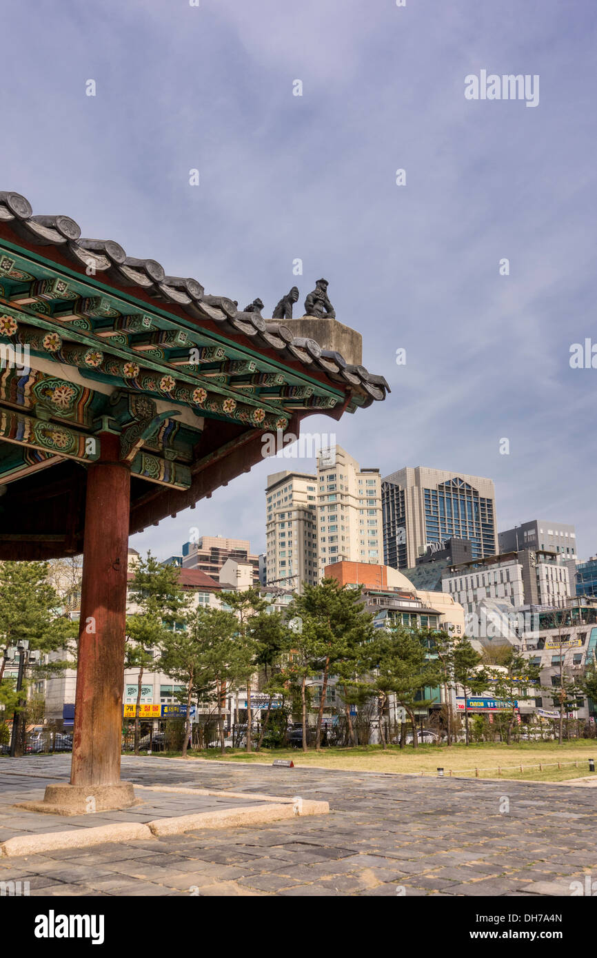 Juxtapostion de l'ancienne et la nouvelle architecture dans Jeongneung tombe royale, Séoul, Corée Banque D'Images