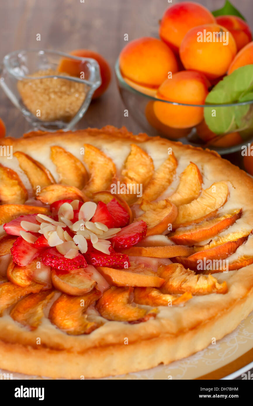 Tarte aux abricots, abricots frais dans un bol Banque D'Images