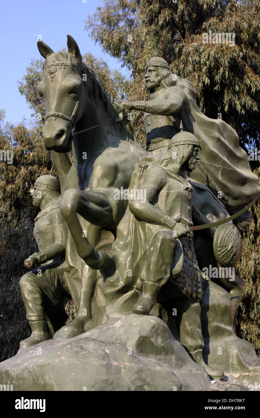 Statue équestre de Saladin, en face de la Citadelle de Damas, Syrie Banque D'Images