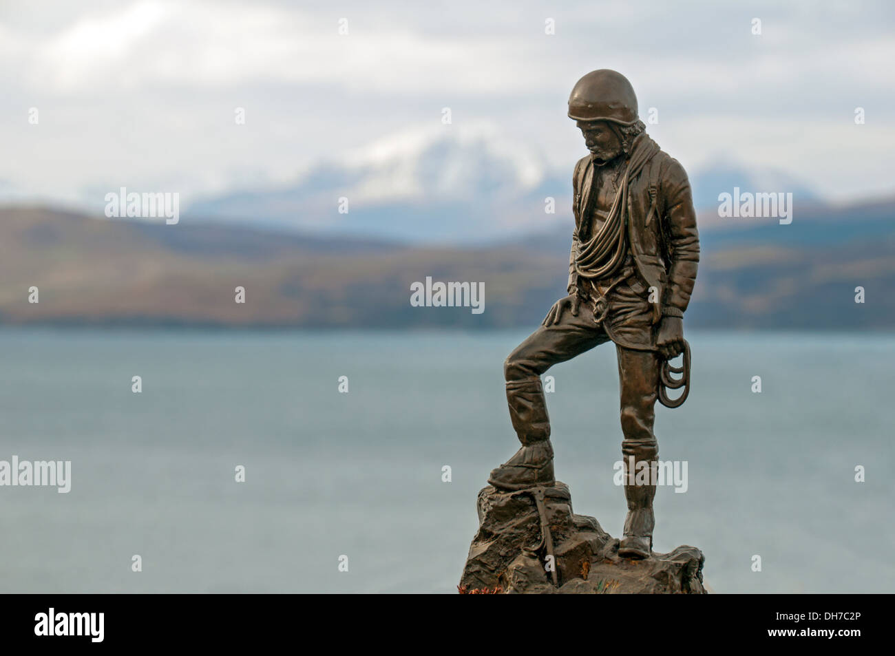 Une statuette de l'alpiniste avec les Cuillin Hills et le Sound of Sleat derrière. De Airor, Knoydart, Highland, Scotland, UK Banque D'Images