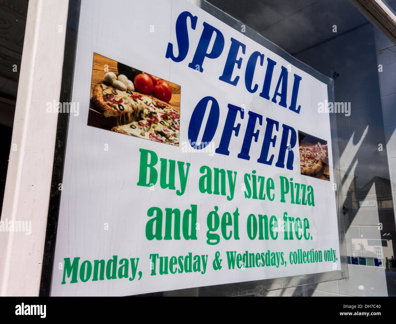 Offre Spéciale avis sur les Pizzas Plats à emporter restaurant's window, UK Banque D'Images