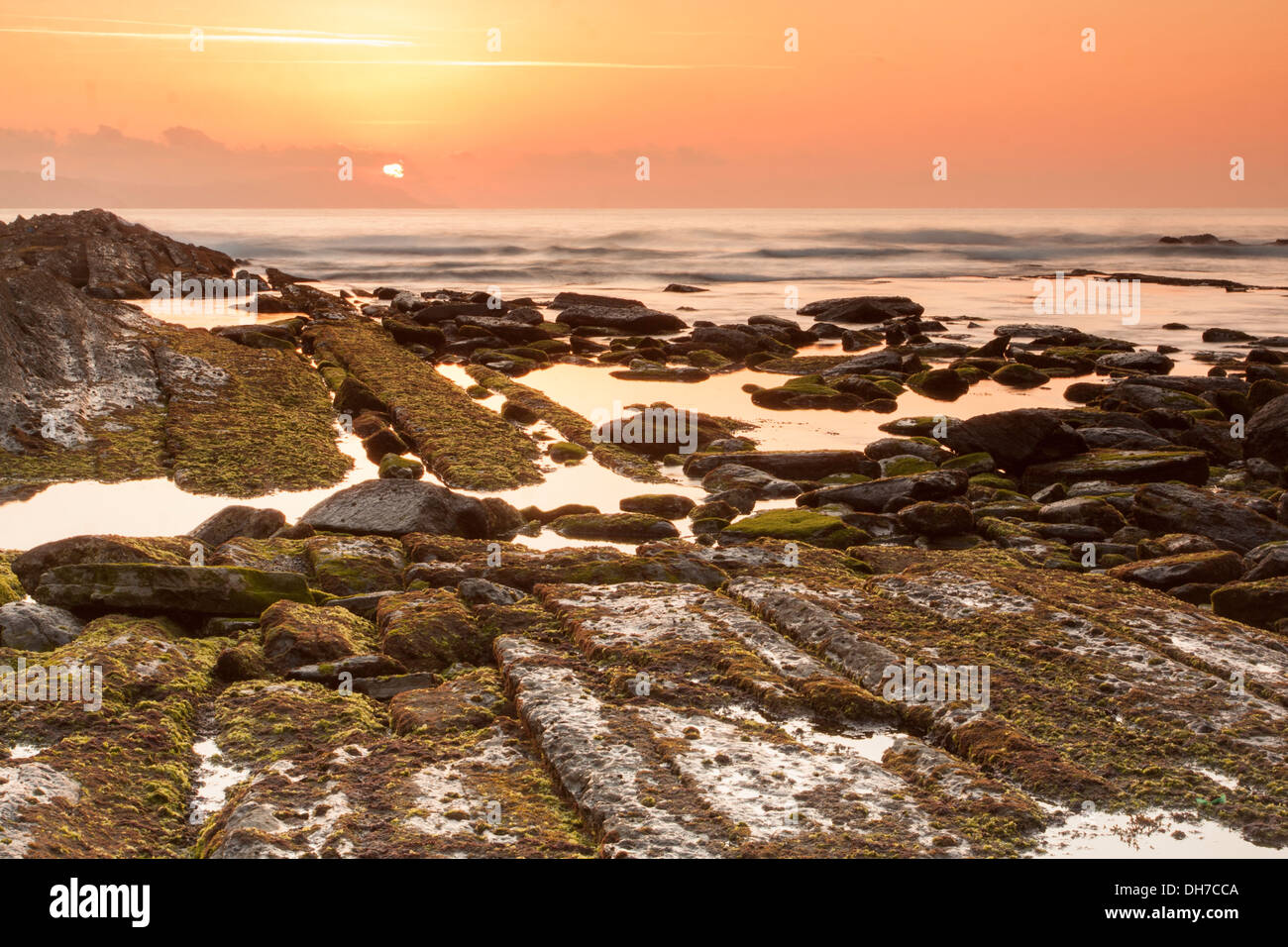 Coucher du soleil sur la plage de Algorri, Zumaia, Gipuzkoa, Pays Basque, Espagne Banque D'Images