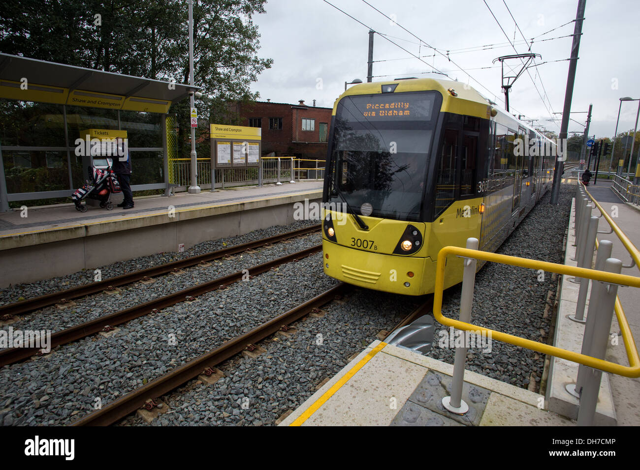 Un transport pour le Grand Manchester Metrolink tram arrive à Shaw and Crompton, près d'Oldham Banque D'Images