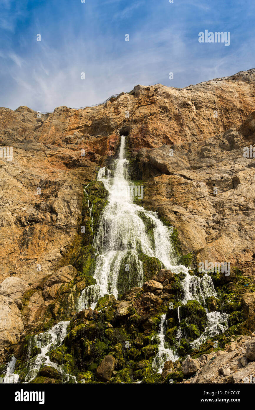 Une GRANDE CHUTE D'EAU DE LA ROCHE FACE À GIBRALTAR UNE SORTIE DE L'usine de dessalement SUR LE HAUT DES FALAISES Banque D'Images