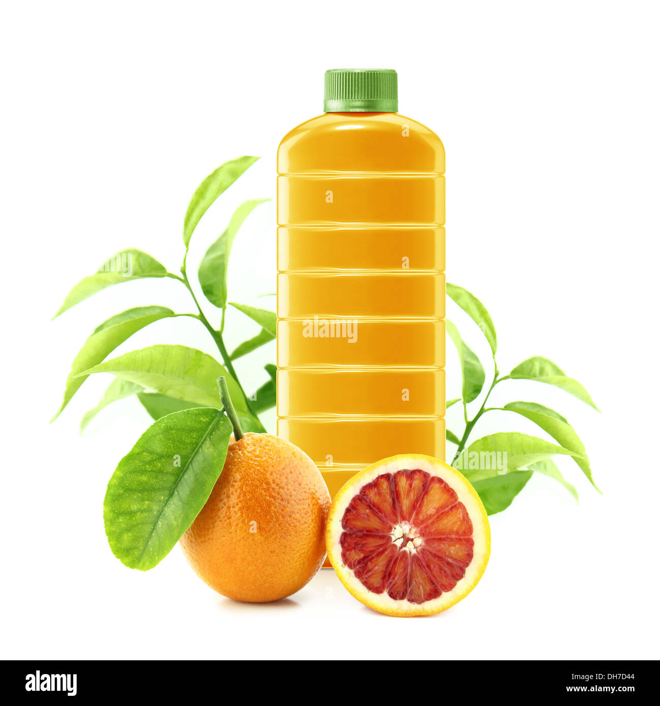 Jus d'Orange Rouge dans un récipient en plastique verseuse à orange et feuilles sur un fond blanc. Banque D'Images