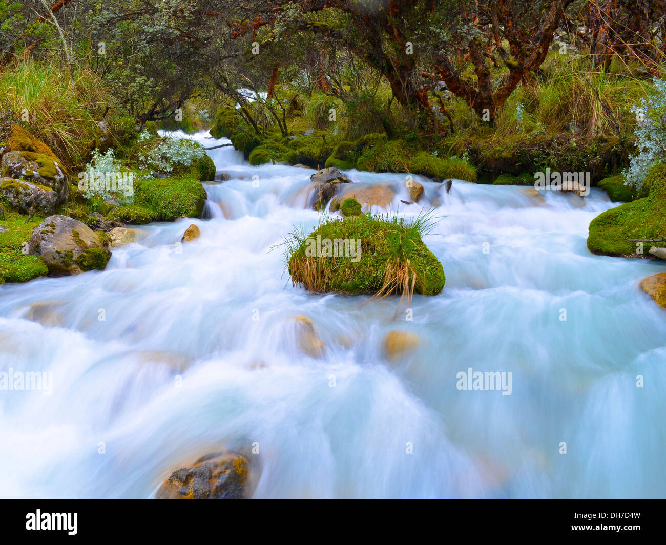 Ruisseau de l'eau douce à partir d'un glacier dans le parc national de Huascaran, Huaraz, Pérou Banque D'Images