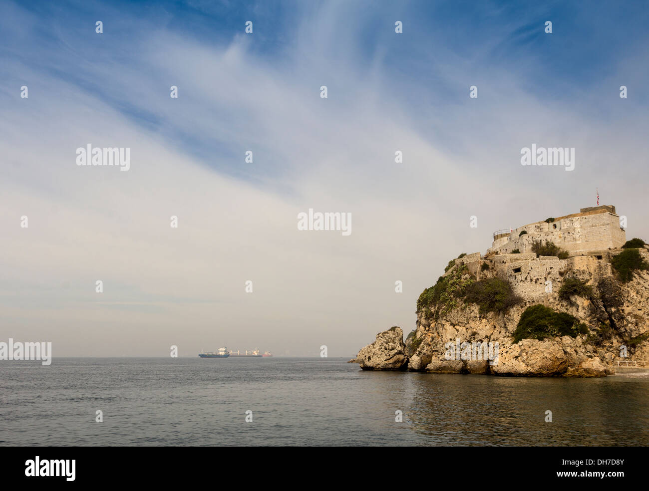 GIBRALTAR FORTERESSE SURPLOMBANT LES NAVIRES DANS LES ROUTES Banque D'Images