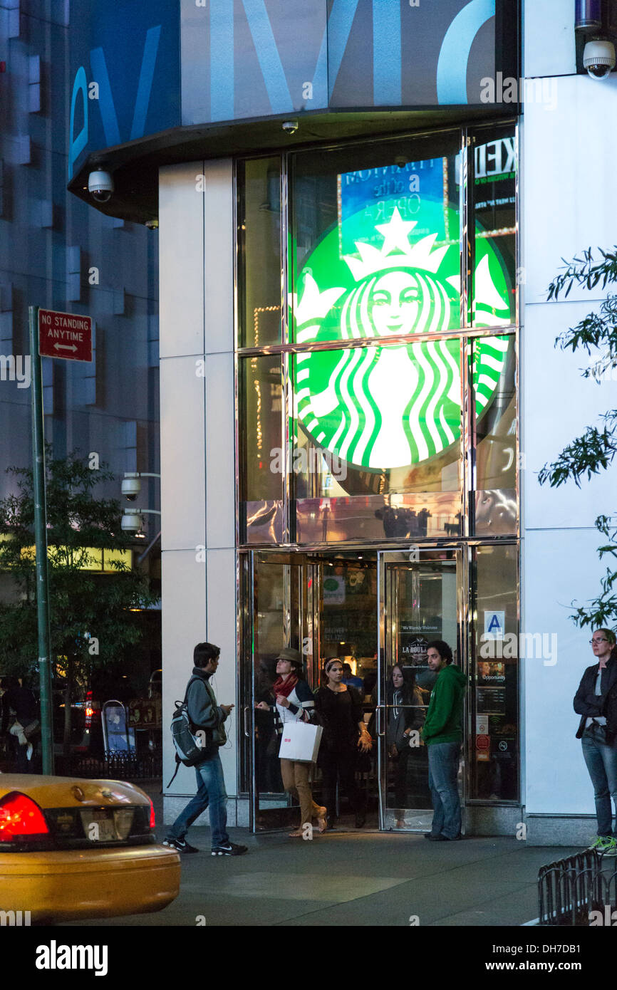 La devanture du café Starbucks dans Times Square, NYC Banque D'Images