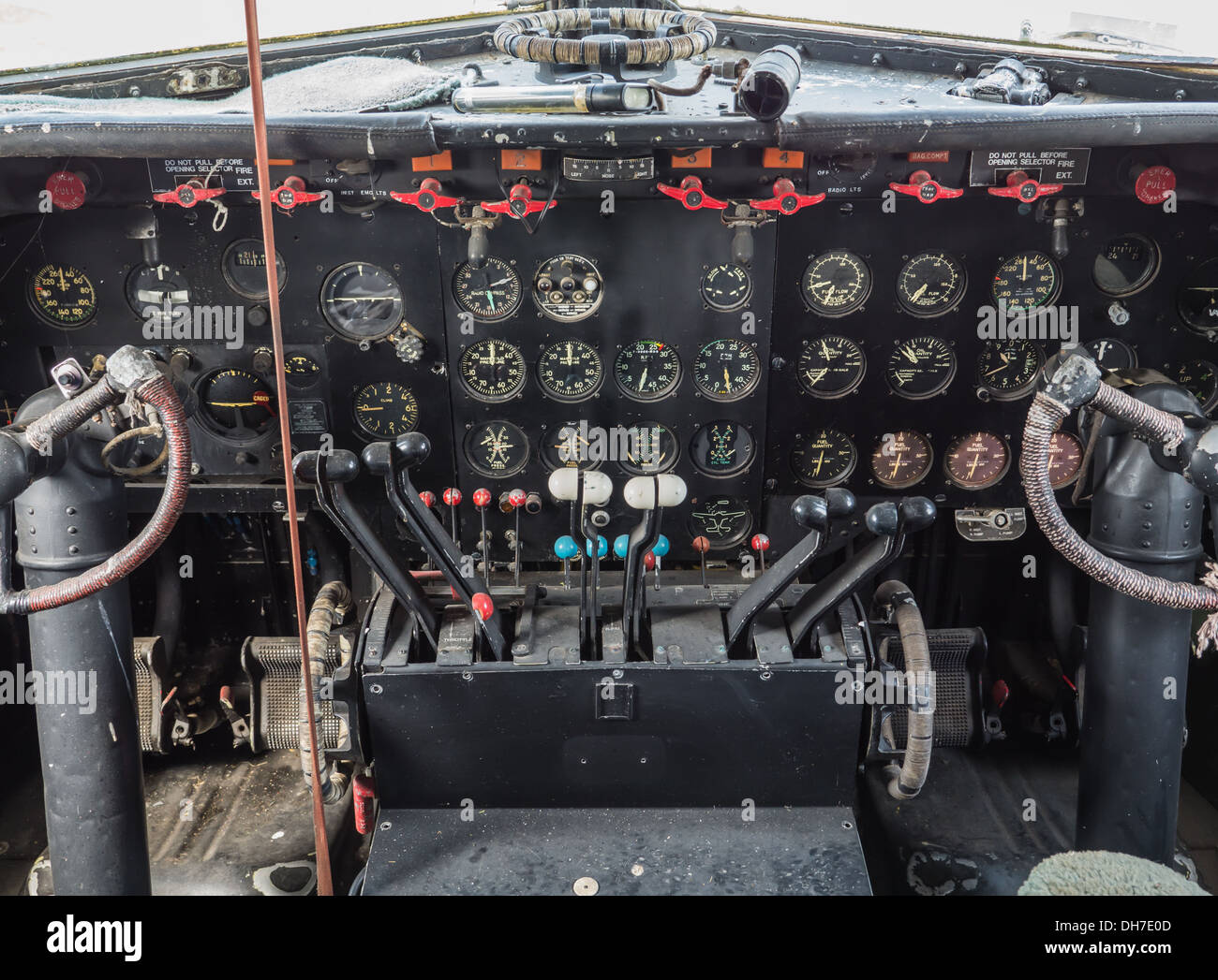 L'intérieur du cockpit d'un avion DC4 Doiuglas vintrage Banque D'Images