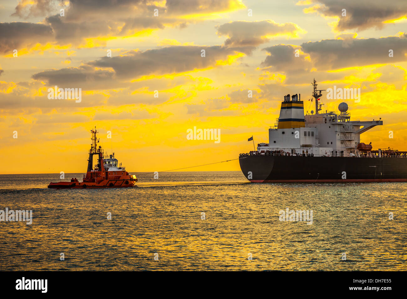 Bateau remorqueur tirant le navire-citerne en mer. Banque D'Images