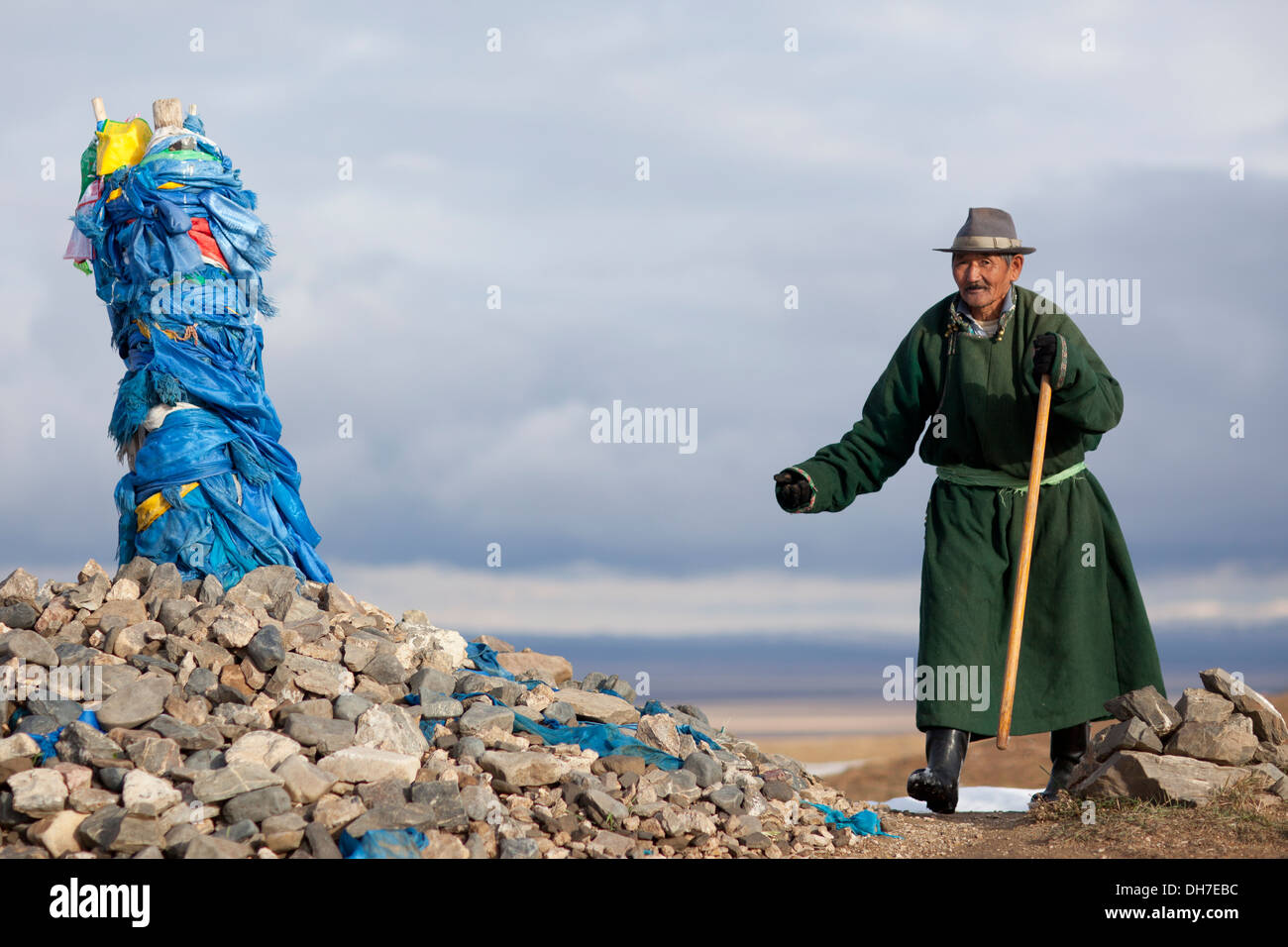 Éleveur mongol, offre en un pôle offrant chamaniques, en Mongolie Banque D'Images