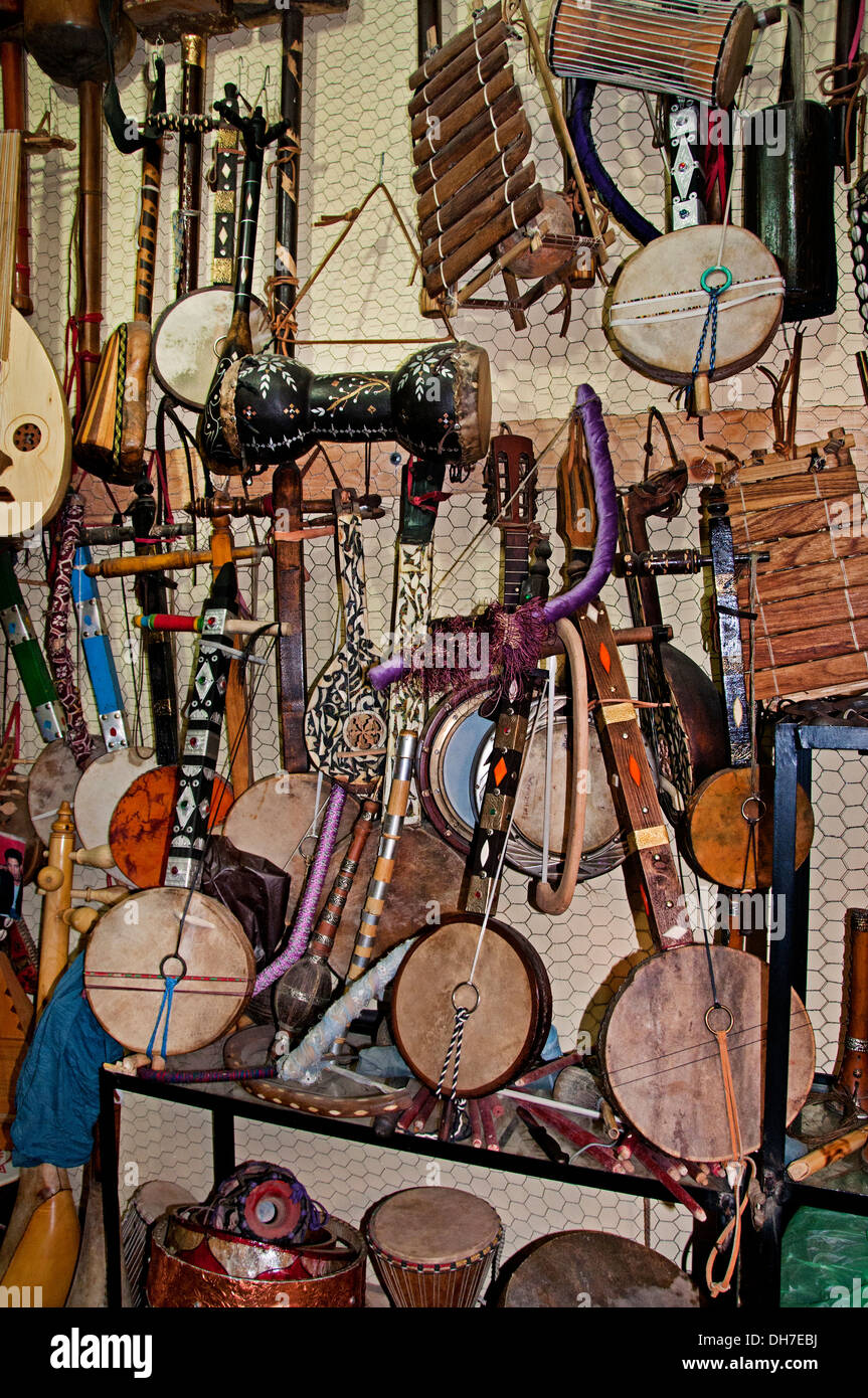 Maroc Marrakech boutique instrument de musique tambour guitare Banque D'Images