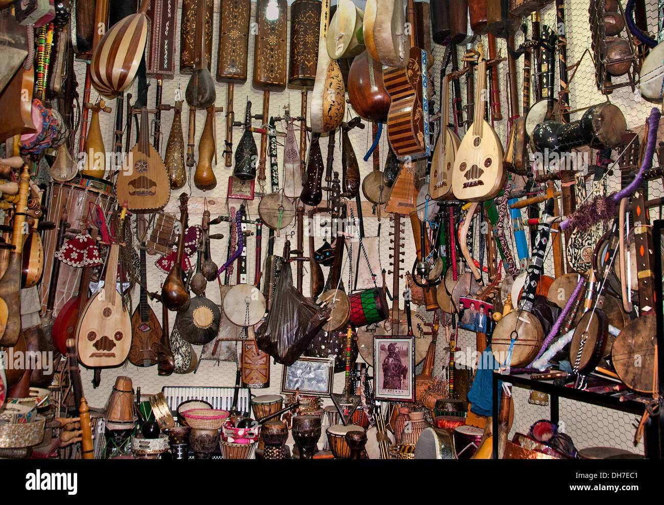 Maroc Marrakech boutique instrument de musique tambour guitare Banque D'Images