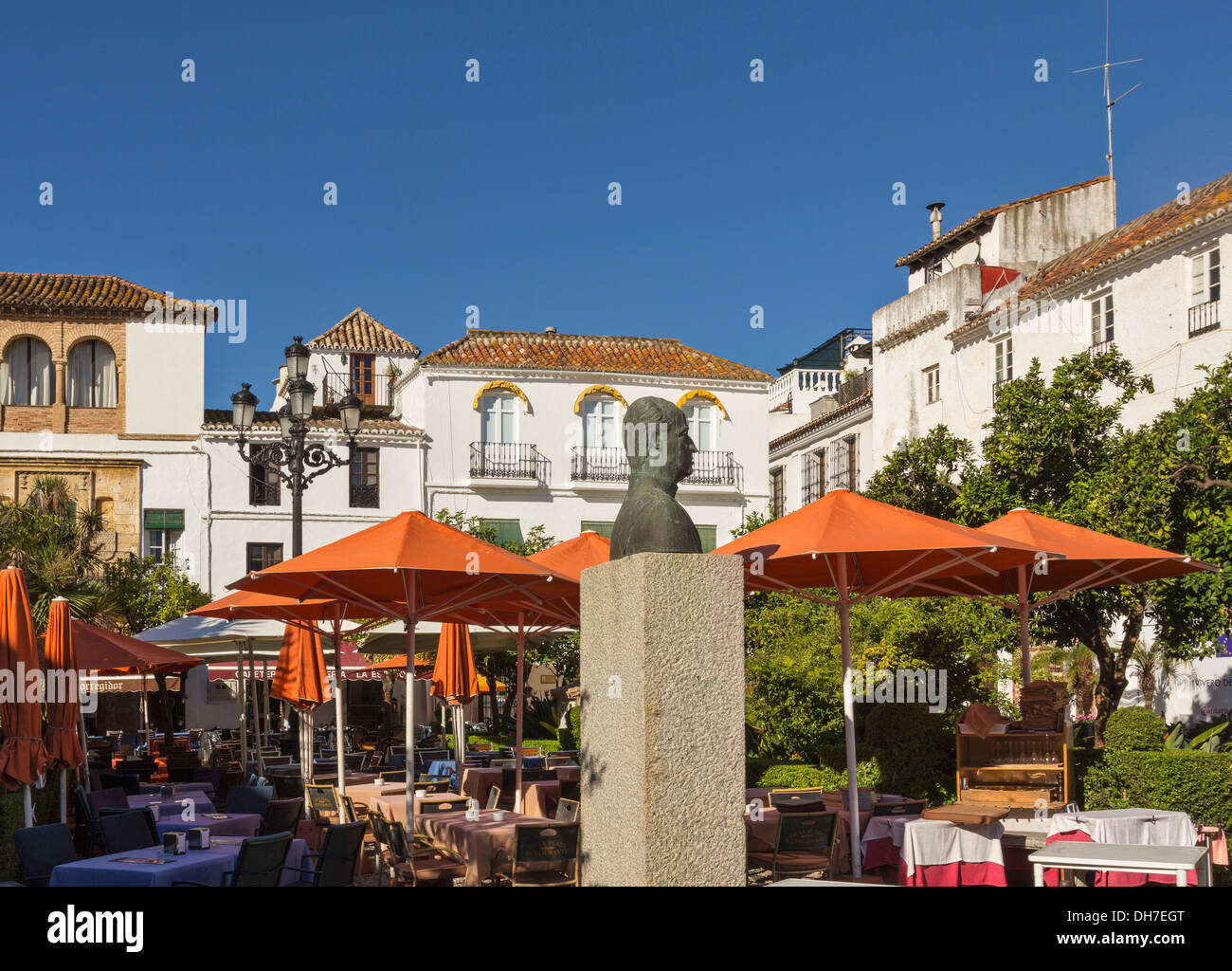 Carré ORANGE ET RESTAURANT AVEC LA STATUE, dans la vieille ville de Marbella espagne Banque D'Images