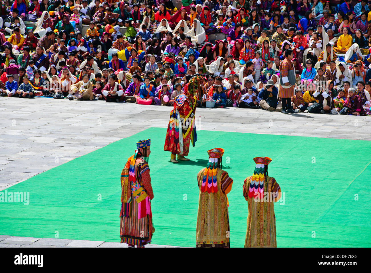 Tashichhoe Dzong,Fort,Thimphu Tsechu festival,4 jours,moine bouddhiste masqué,danseurs musiciens, les gens en costumes traditionnels,Bhoutan Banque D'Images