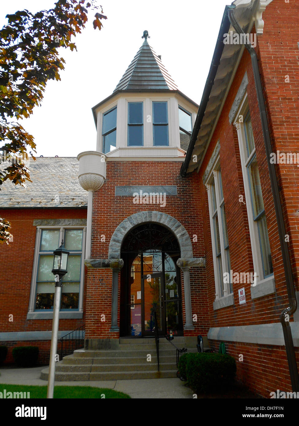 La Bibliothèque publique de Hambourg, inscrite au Registre national des lieux historiques (NRHP) en 1988, est une bibliothèque Carnegie construite en 1903. Située au 35 North 3rd Street à Hambourg, en Pennsylvanie, la bibliothèque est un monument historique clé du comté de Berks, offrant des ressources éducatives à la communauté. Banque D'Images