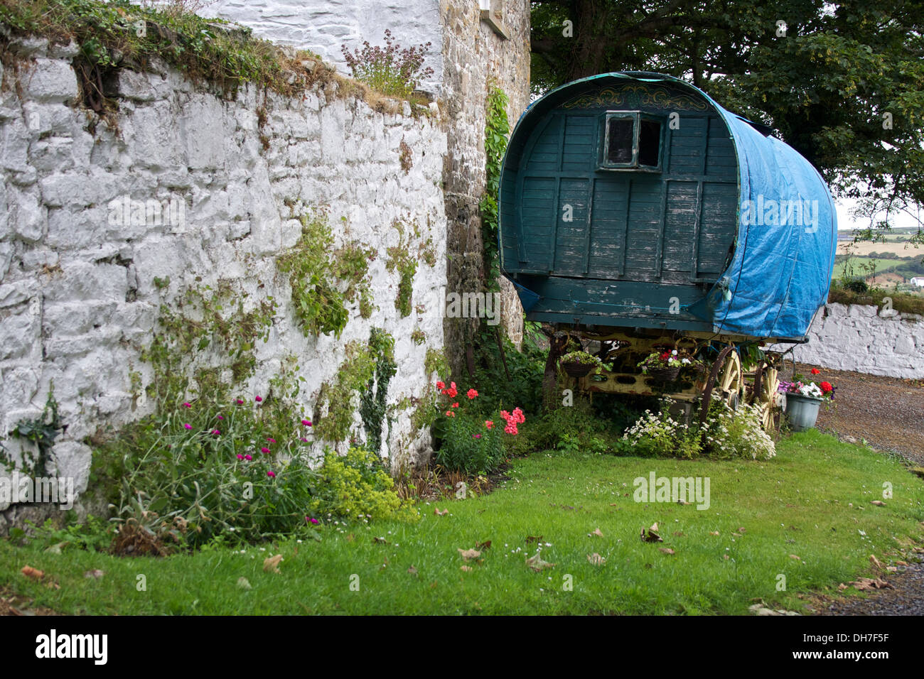 Caravane du voyageur en bois ancien en mauvais état. Banque D'Images