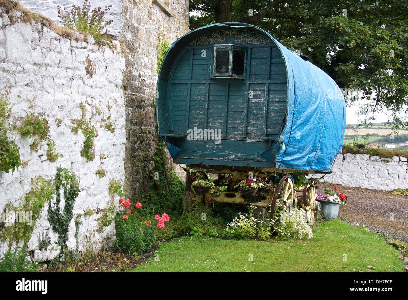 Les voyageurs en bois ancienne caravane en très mauvais état. Banque D'Images