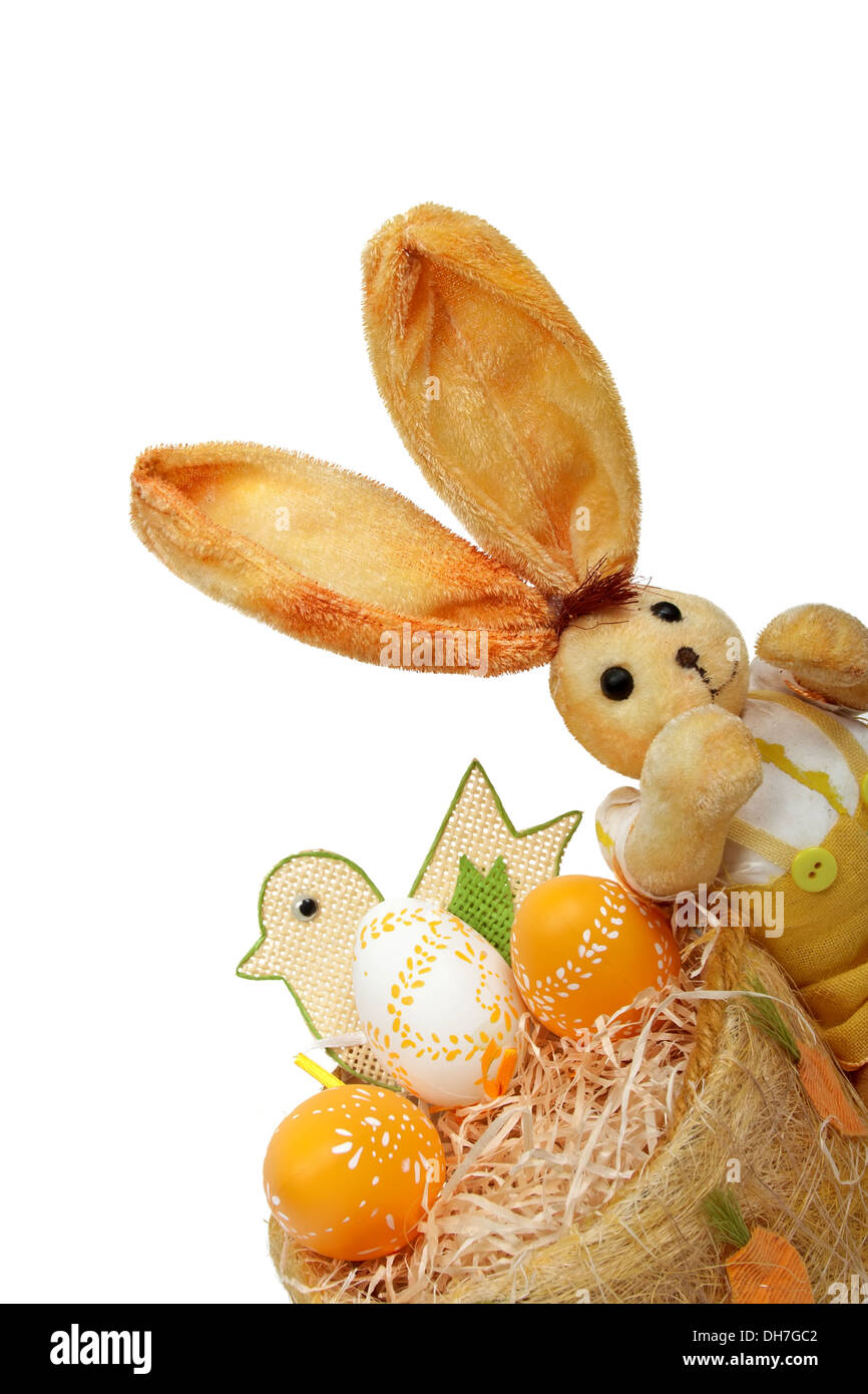 Lapin de Pâques avec des oeufs et d'oiseaux dans le panier Banque D'Images