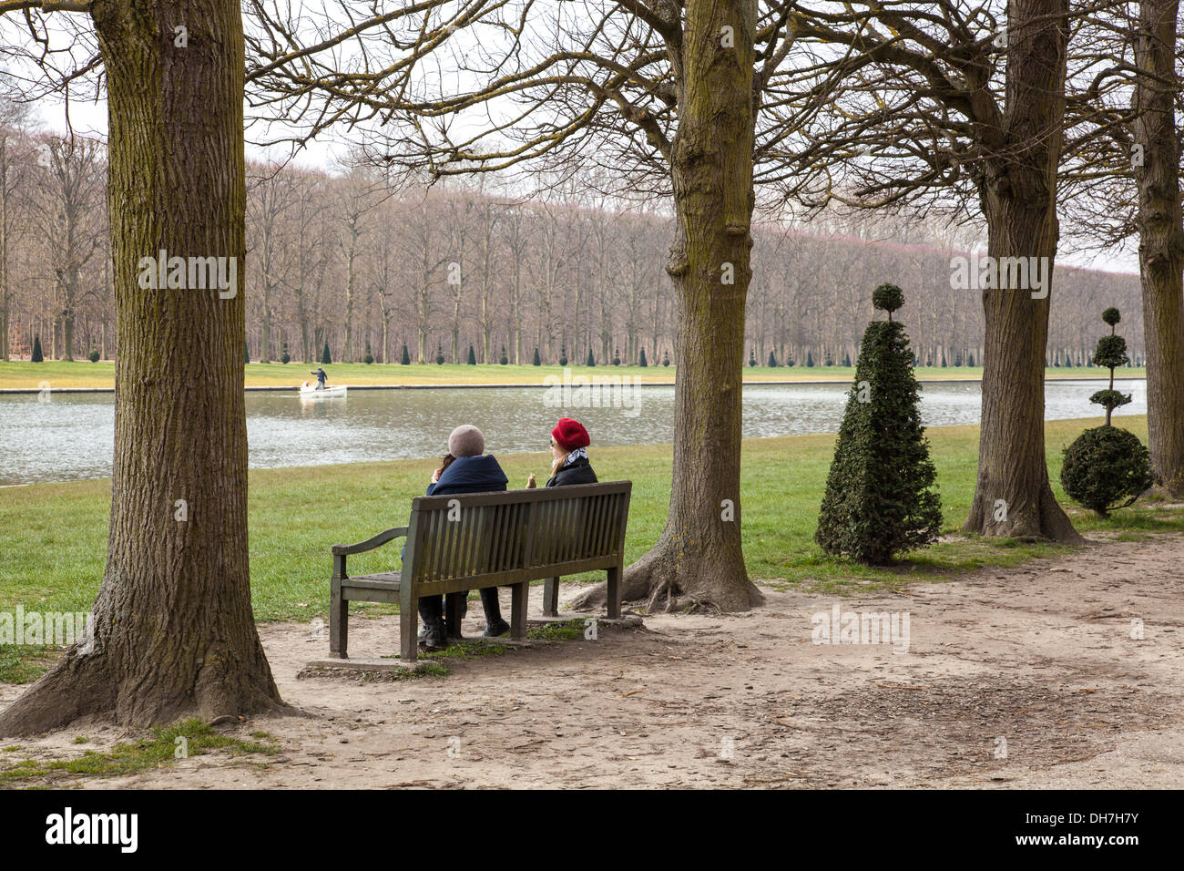 Les femmes assises sur un banc dans les jardins de Versailles, Paris, France Banque D'Images