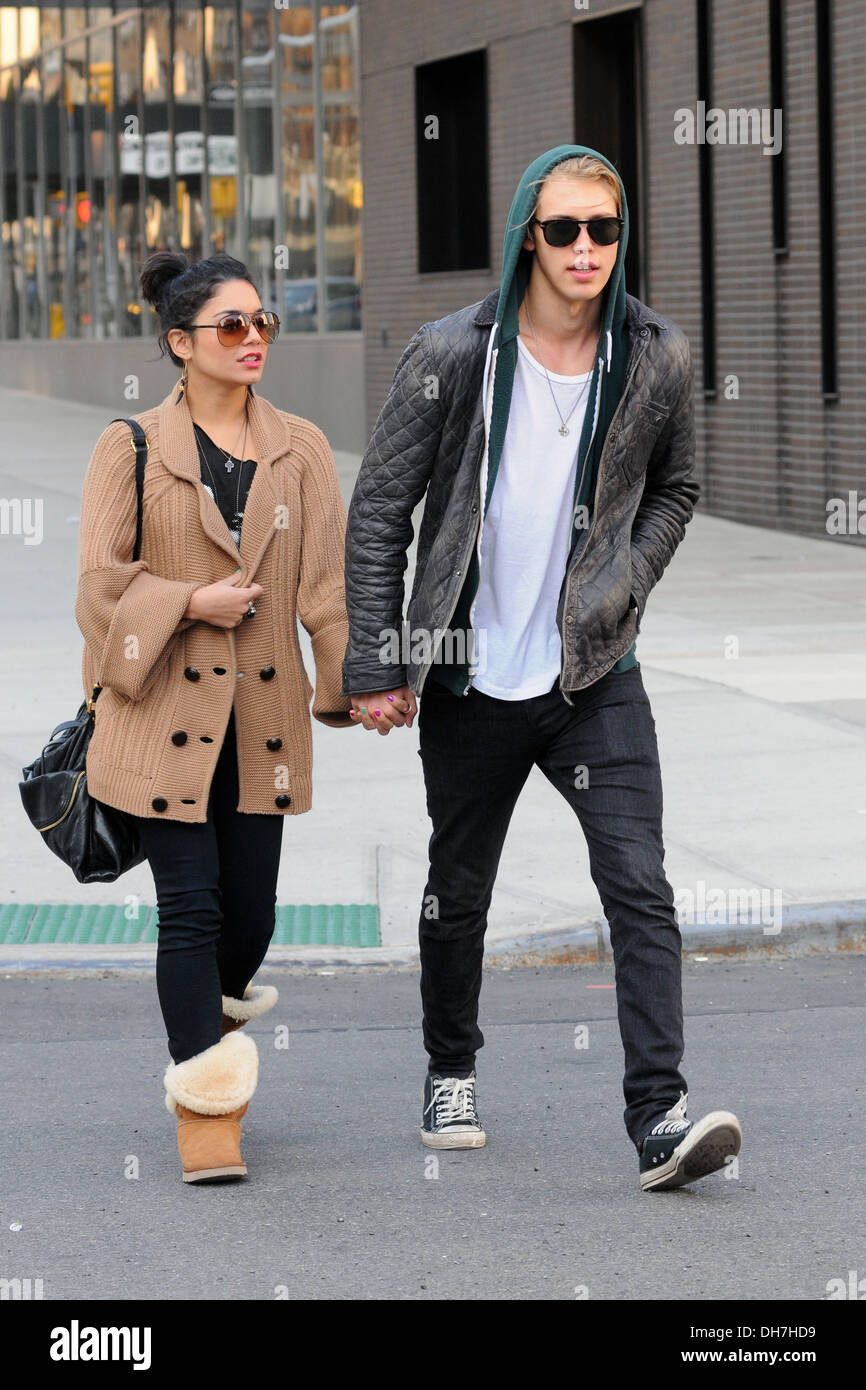 https://c8.alamy.com/compfr/dh7hd9/petit-ami-de-vanessa-hudgens-et-austin-butler-prevues-jour-ensemble-dans-soho-new-york-city-usa-17-03-12-dh7hd9.jpg