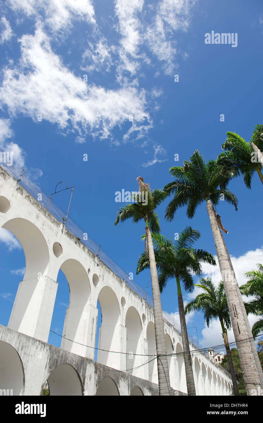 Lapa Arches Rio de Janeiro Brésil sous ciel bleu lumineux tropicaux avec des palmiers Banque D'Images