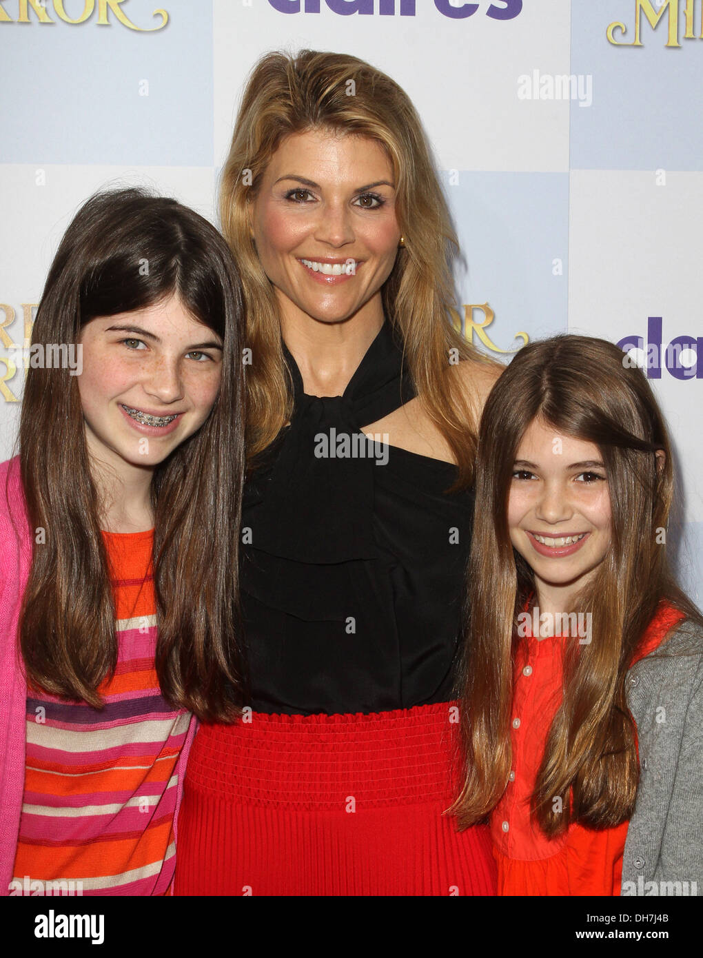 Lori Loughlin et ses filles Médias Relativité présente Los Angeles premiere d'Miroir miroir tenu au Grauman's Chinese Banque D'Images