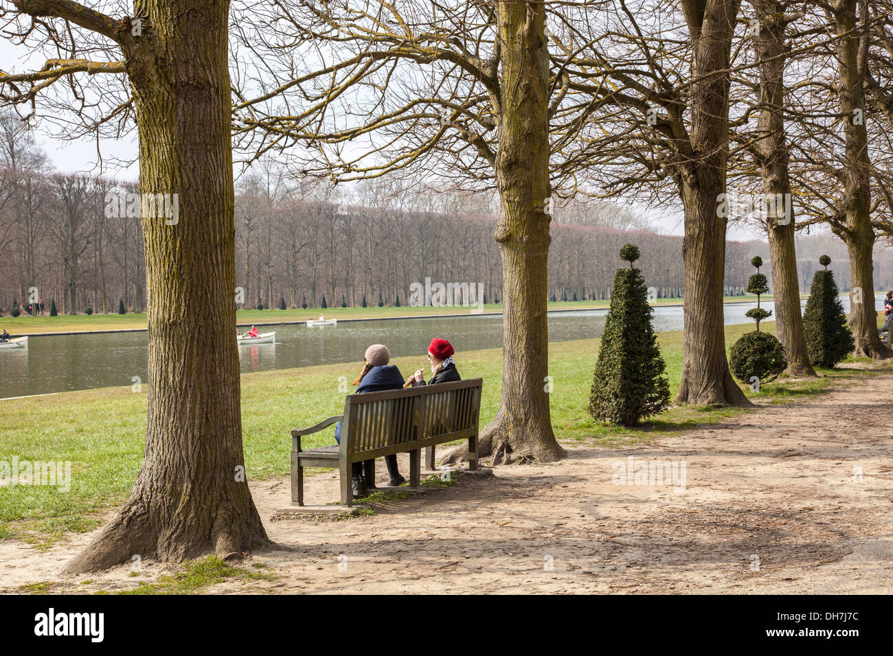 Les femmes assises sur un banc dans les jardins de Versailles, Paris, France Banque D'Images