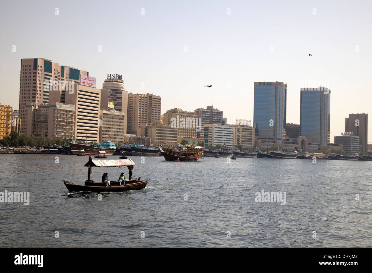 Des taxis d'eau traditionnels de la voile sur la Crique de Dubaï, à travers le centre de la ville, DUBAÏ, ÉMIRATS ARABES UNIS. Banque D'Images