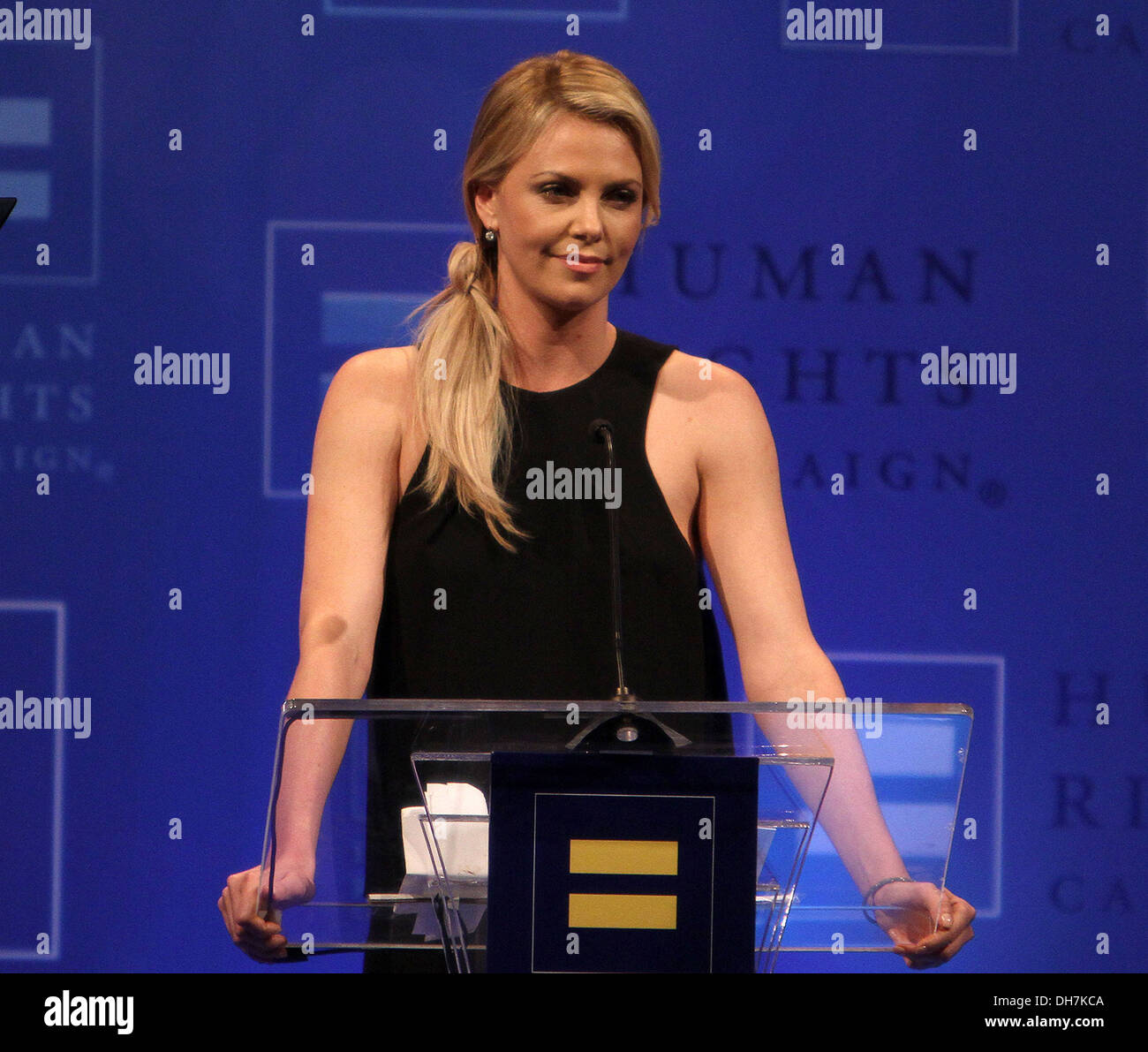 Charlize Theron 2012 Human Rights Campaign Los Angeles Gala au Ritz Carlton - Montrer Los Angeles Californie - 17.03.12 Banque D'Images