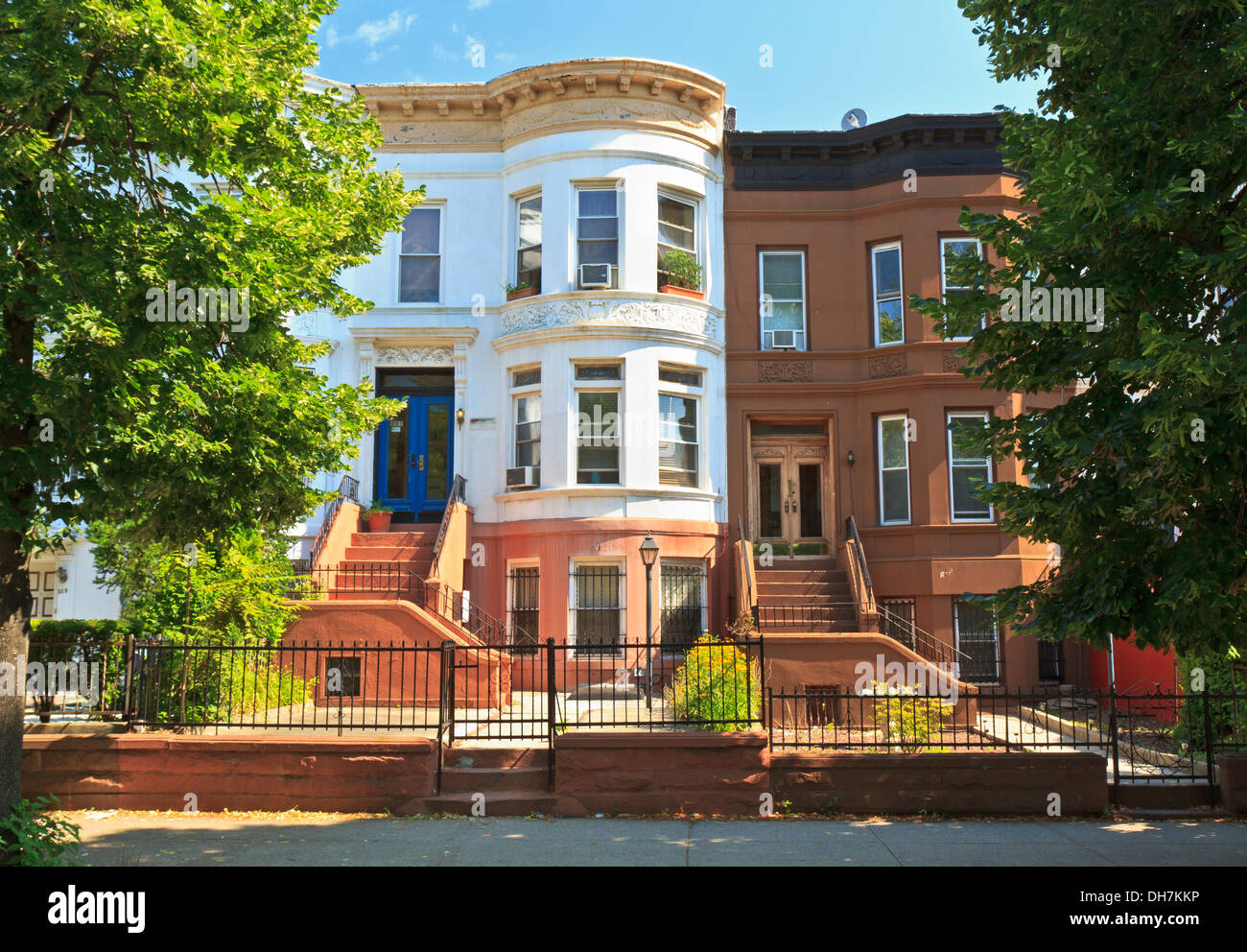 Une paire d'immeubles Brownstone jointe sur Eastern Parkway dans le quartier de Crown Heights à Brooklyn, NY Banque D'Images
