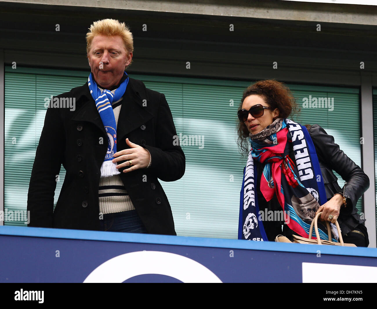 Boris Becker et sa femme Lilly Kerssenberg watch Chelsea F.C prendre sur Leicester City F.C à Stamford Bridge en quart de finale- Banque D'Images