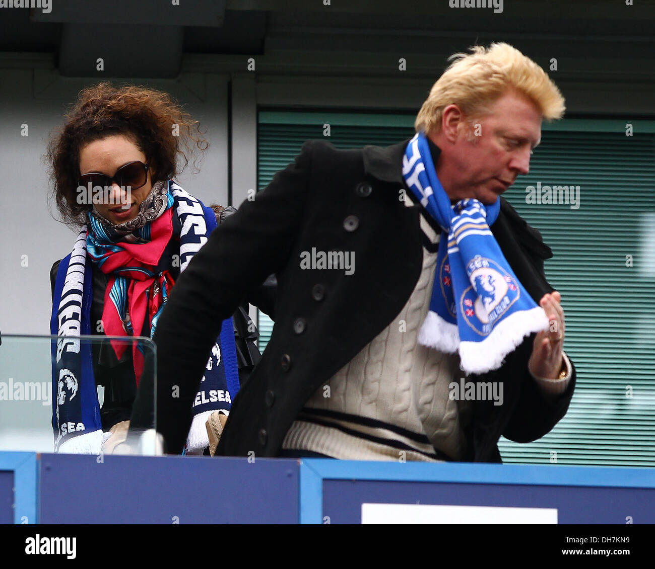 Boris Becker et sa femme Lilly Kerssenberg watch Chelsea F.C prendre sur Leicester City F.C à Stamford Bridge en quart de finale- Banque D'Images