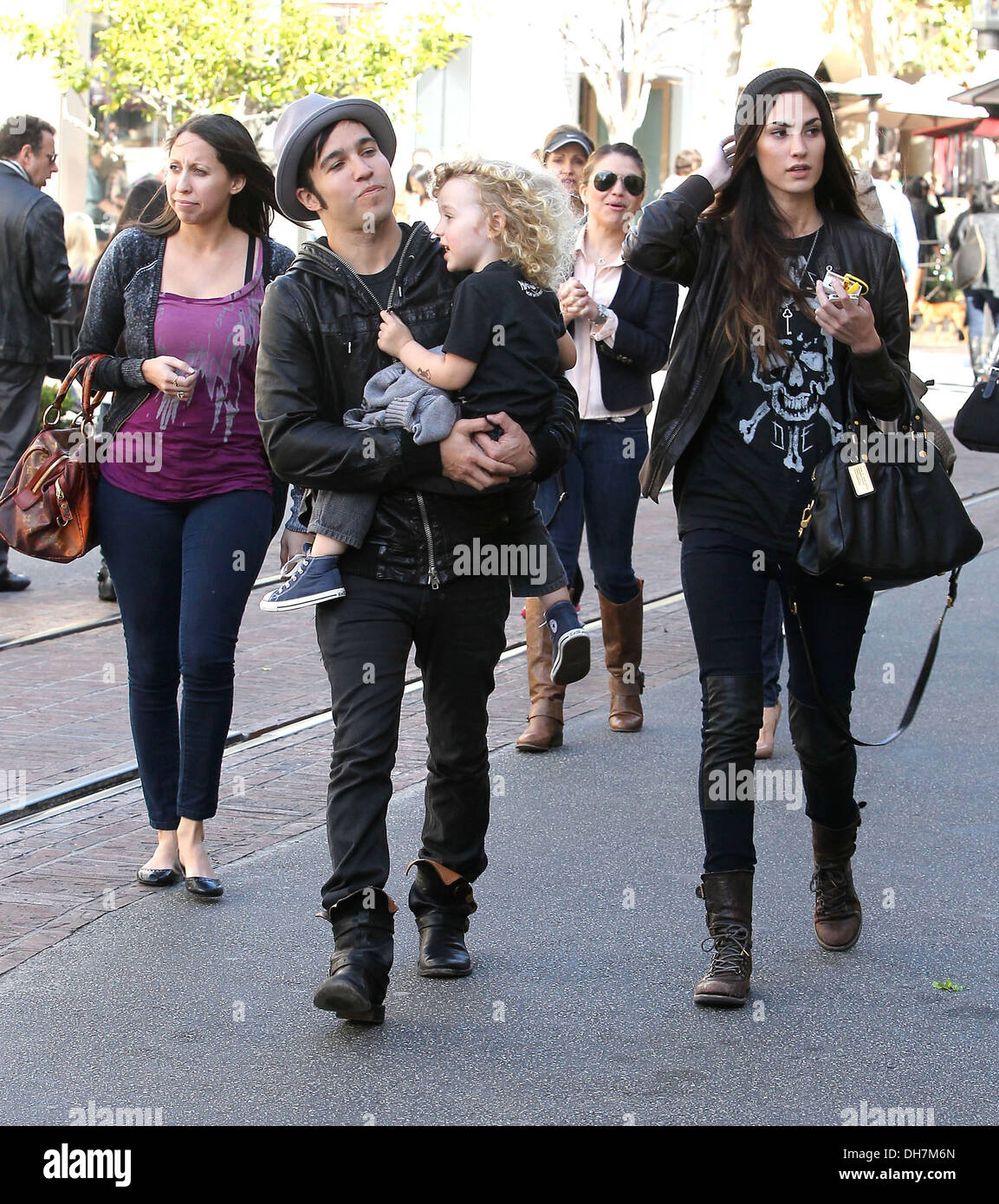 Fall Out Boy Pete Wentz le bassiste à Grove avec son fils Bronx et nouvelle  copine Meagan Camping-Los Angeles Californie - 18.02.12 Photo Stock - Alamy