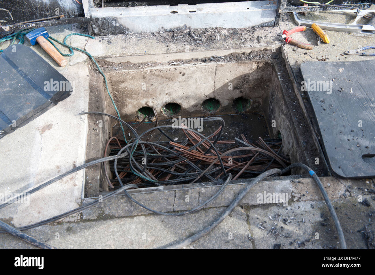 Câble de la Chambre mixte souterrain BT incendie a brûlé Photo Stock - Alamy