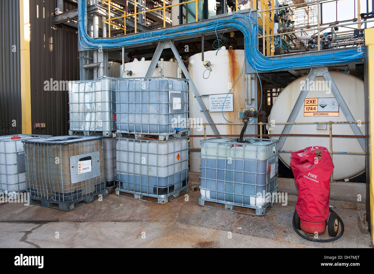 Le bac de stockage de produits chimiques grand extincteur à poudre Factory  Photo Stock - Alamy