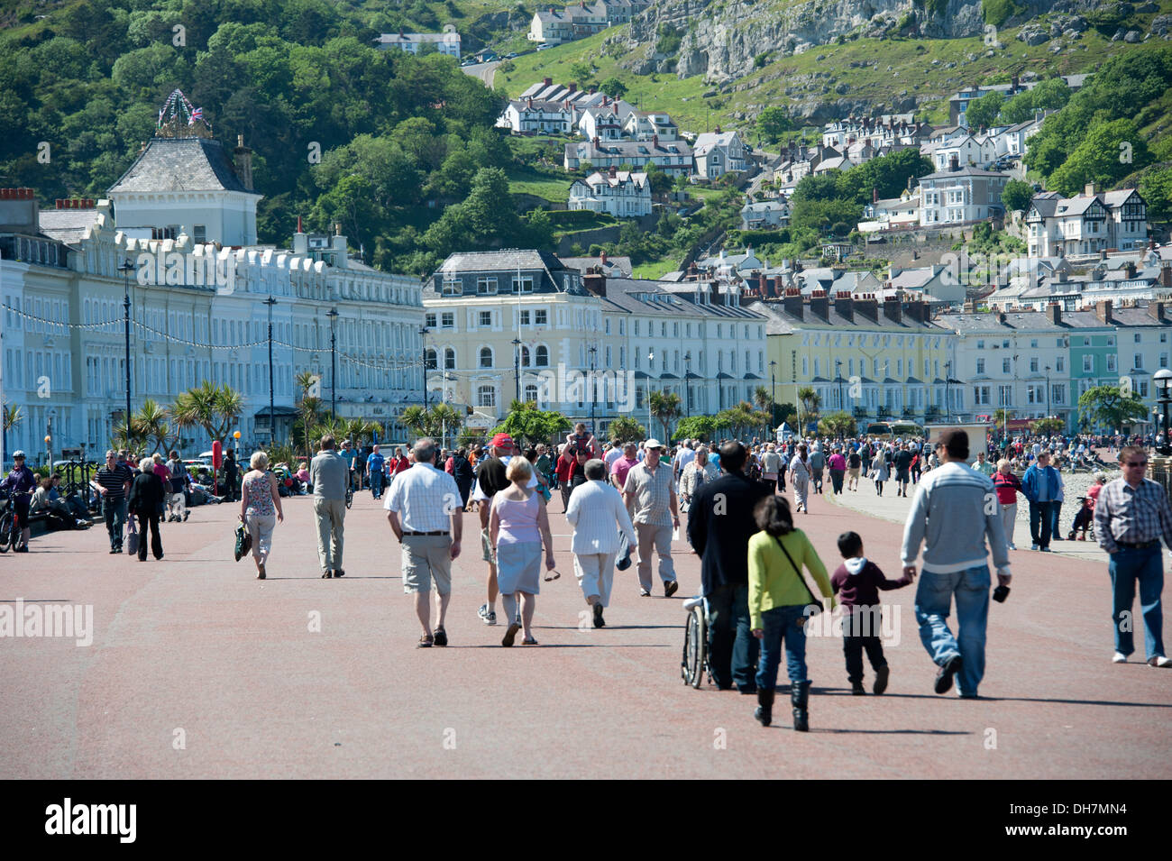 La promenade animée de Llandudno foules estivales dans le Nord du Pays de Galles Banque D'Images