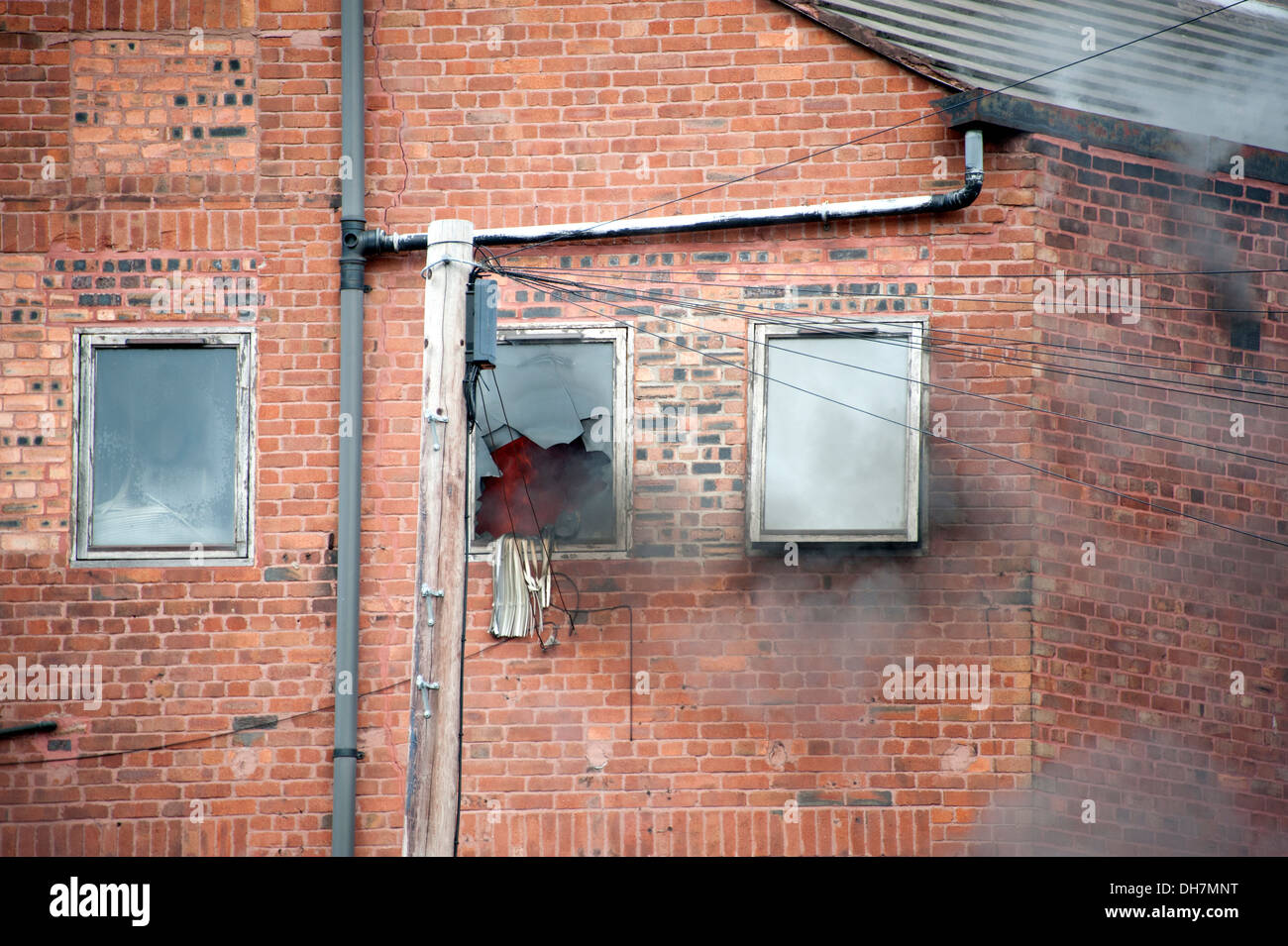 La fenêtre de la chambre de fumée flammes Incendie Incendie Banque D'Images