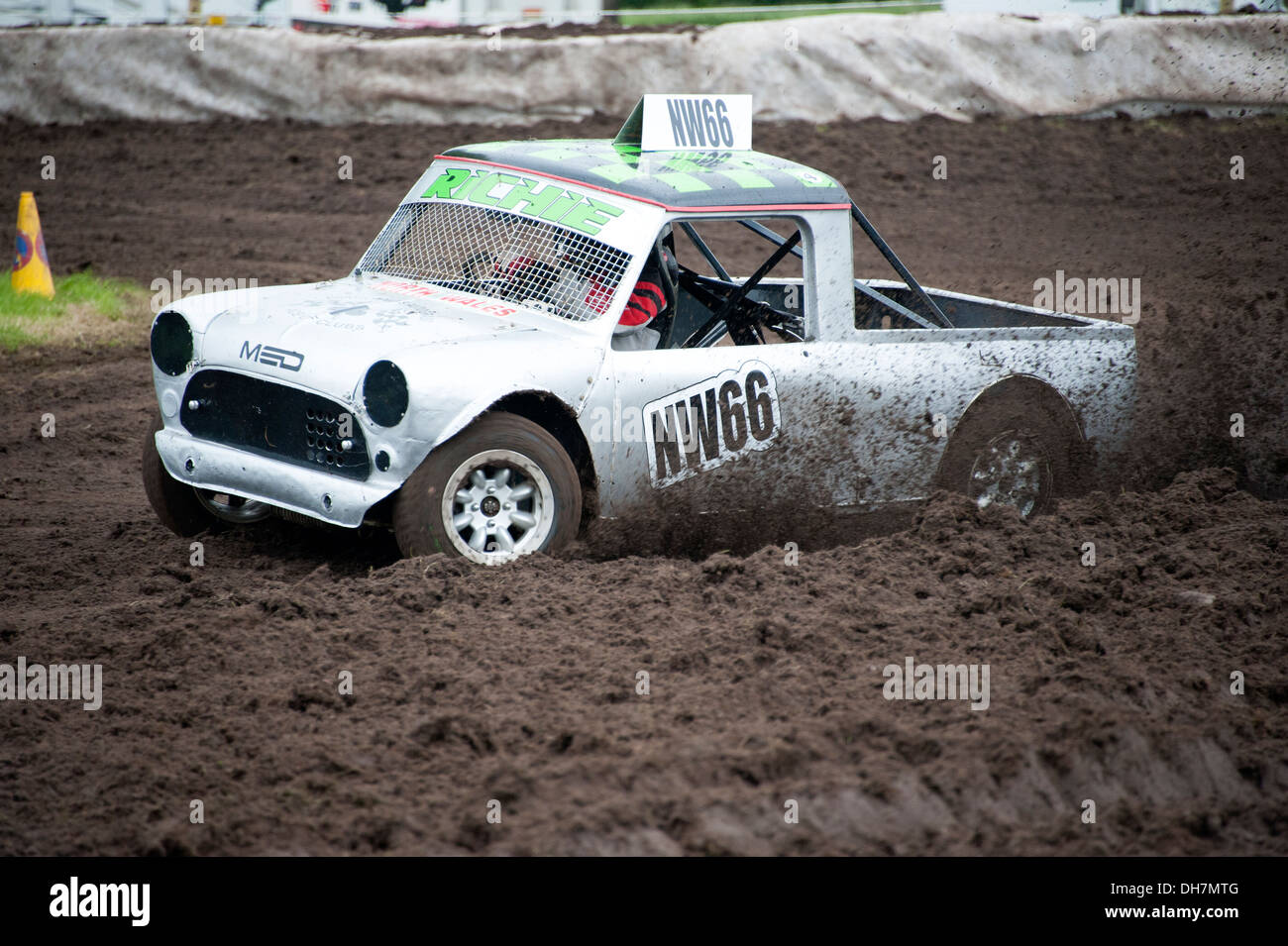 Les courses de voitures de boue humide fun mini van Banque D'Images
