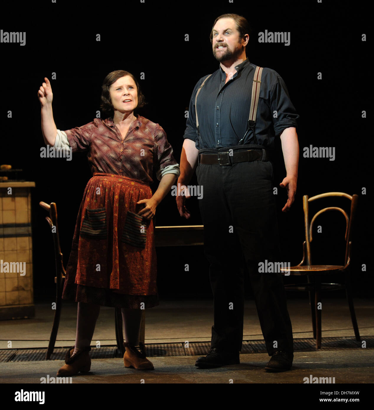 Imelda Staunton et Michael Ball 'Sweeney Todd' photocall au Adelphi Theatre  London England- 19.03.12 Photo Stock - Alamy