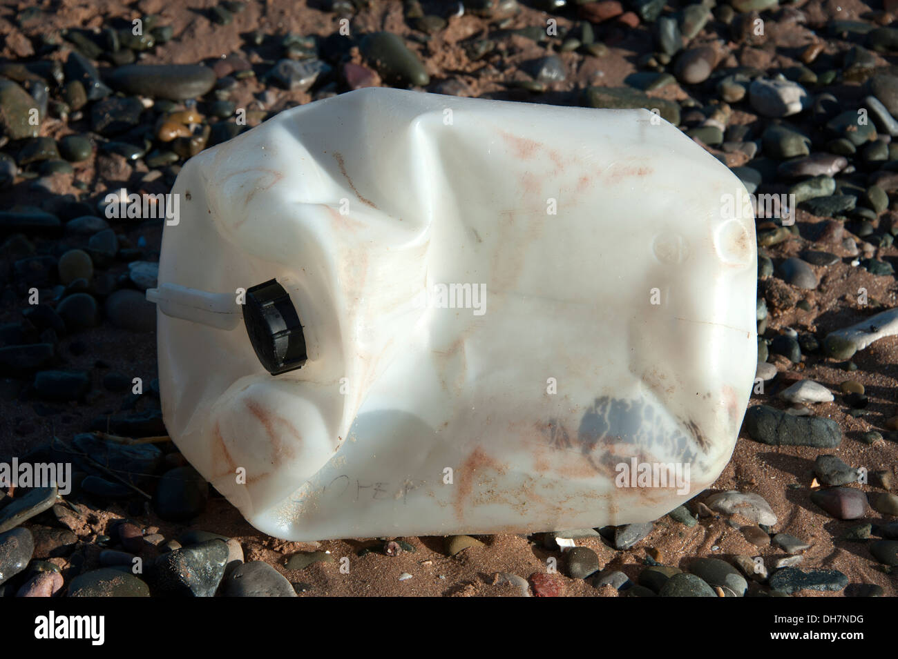 Bouteille plastique échoués sur la pollution de l'océan plage Banque D'Images
