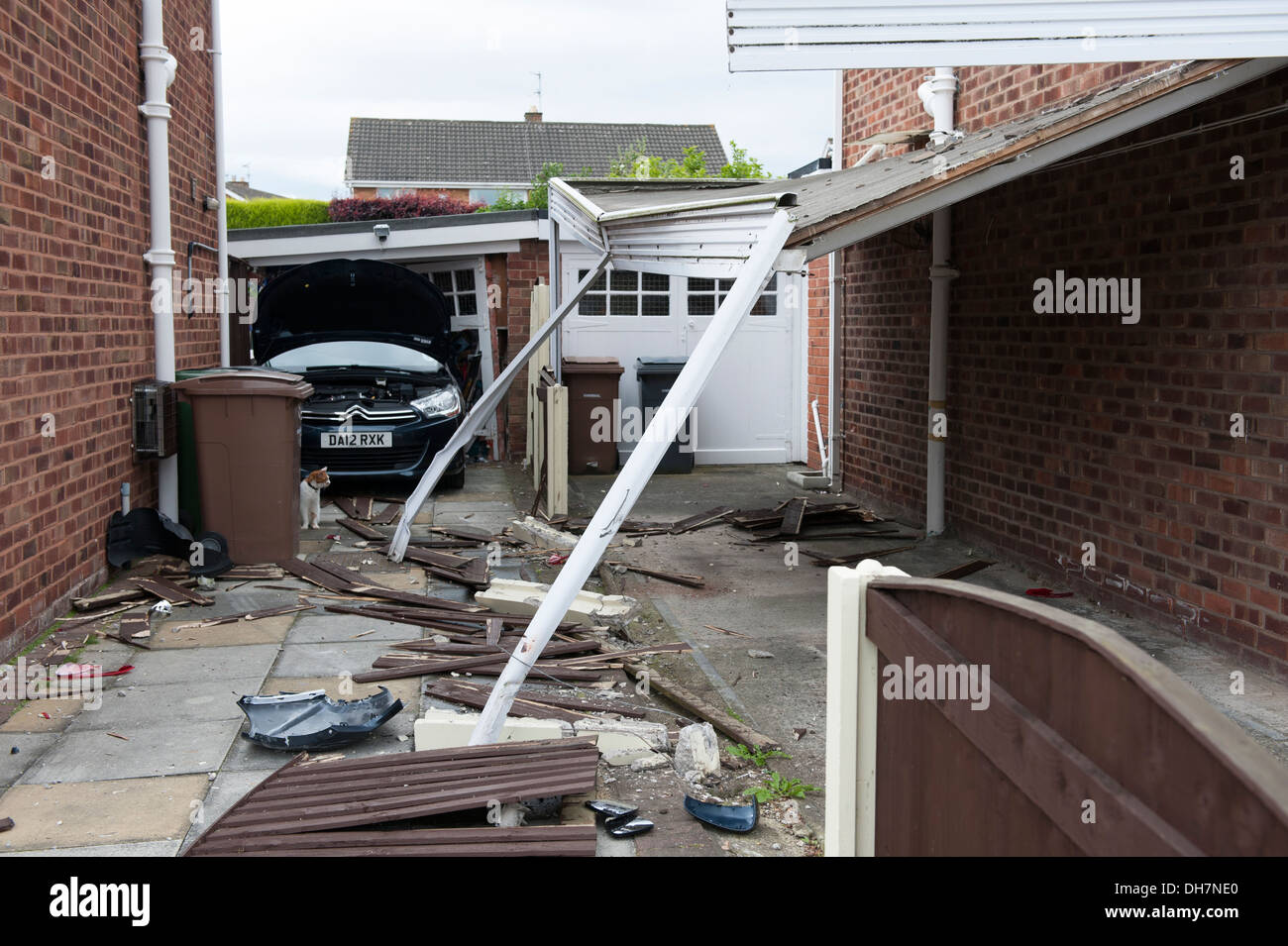 En voiture de pauvre à l'effondrement effondrement garage Banque D'Images
