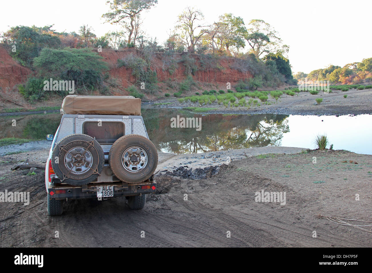 Safari photo au Botswana images 4x4 camping car arrêté par river Banque D'Images