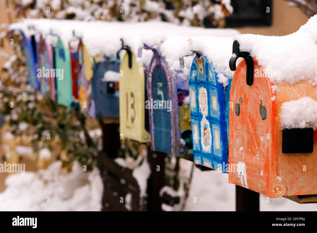 Boîtes aux lettres colorées couvertes de neige, Canyon Road, Santa Fe, Nouveau Mexique USA Banque D'Images