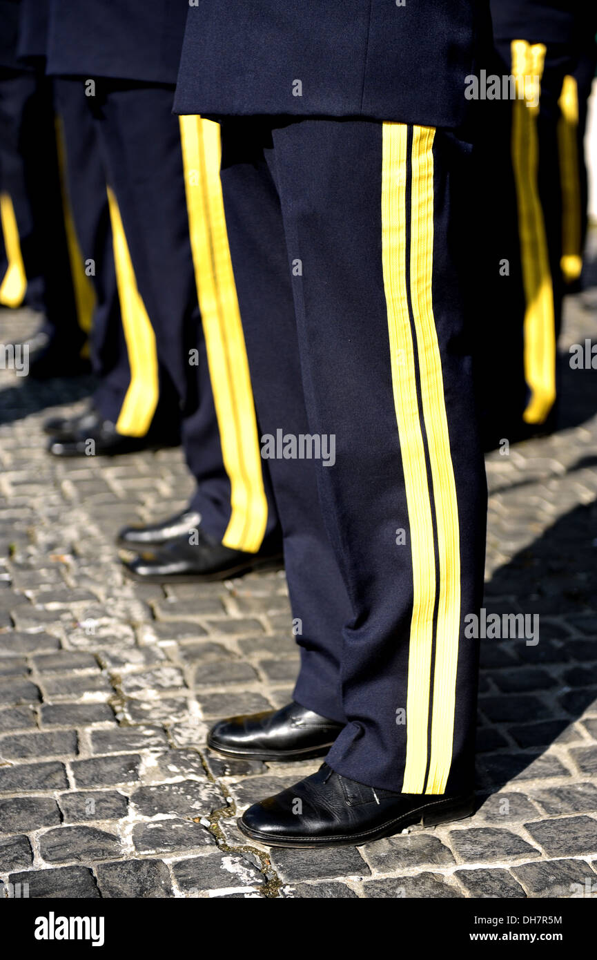 Seulement les jambes des membres de l'orchestre de l'armée sur la scène d'un défilé militaire Banque D'Images