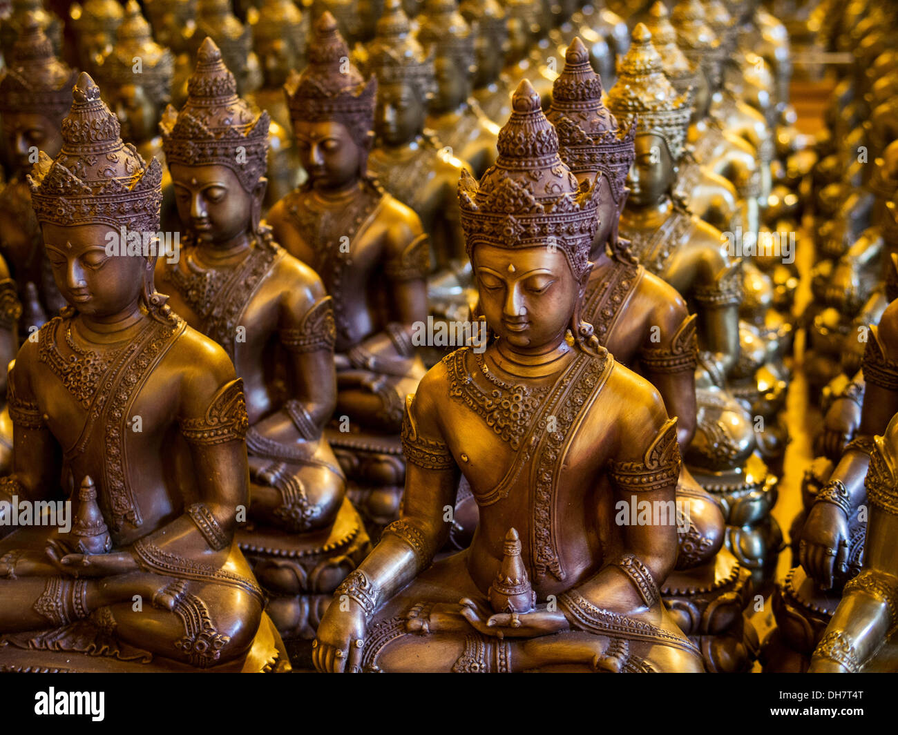 Rangées de statues de Bouddha assis au temple bouddhiste de Chiang Mai, Thaïlande. Banque D'Images