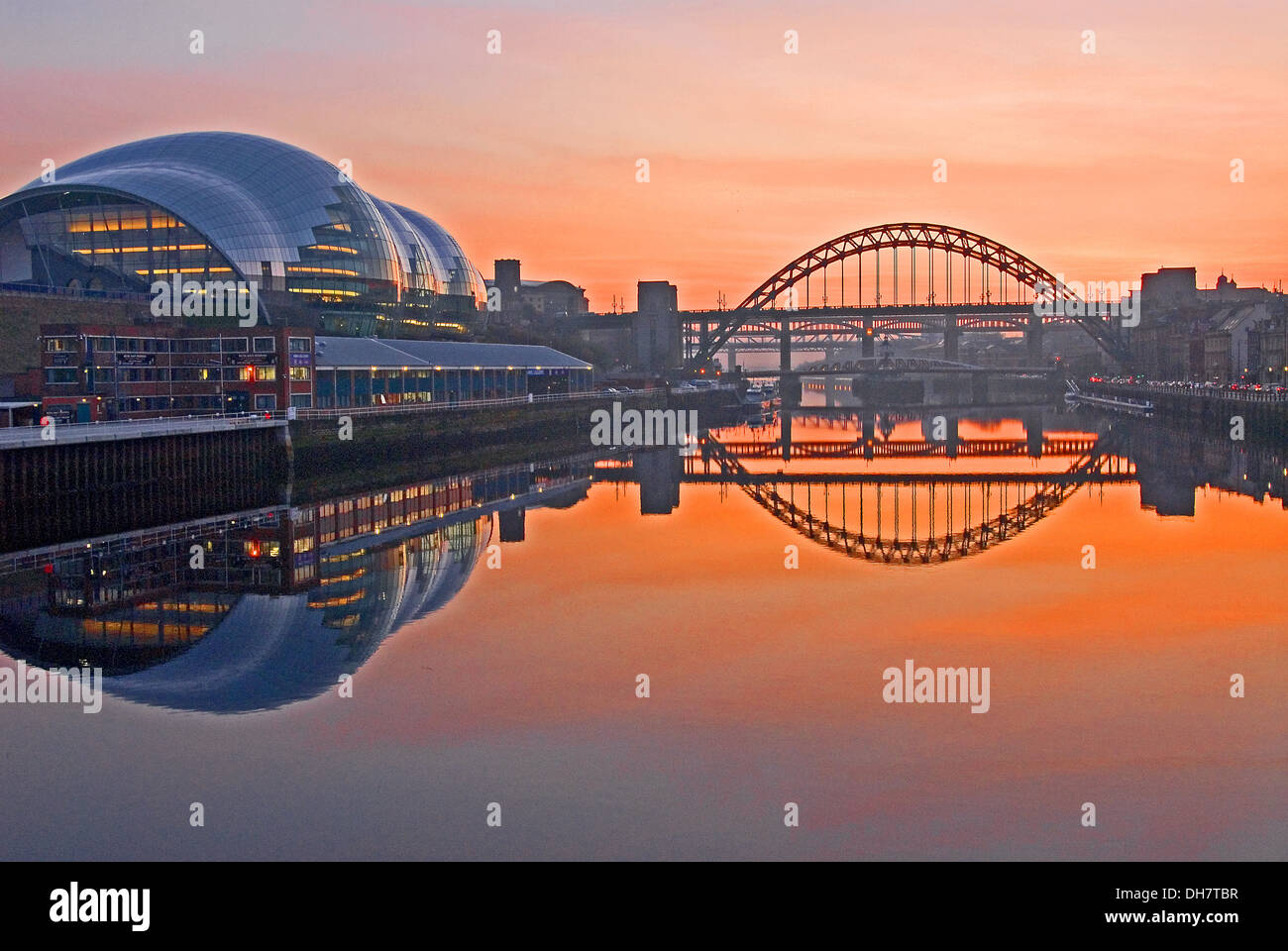 Tyne dans le centre de Newcastle sur Tyne au coucher du soleil. Les ponts de la rivière Tyne sont des sites importants du nord-est de l'Angleterre. Banque D'Images