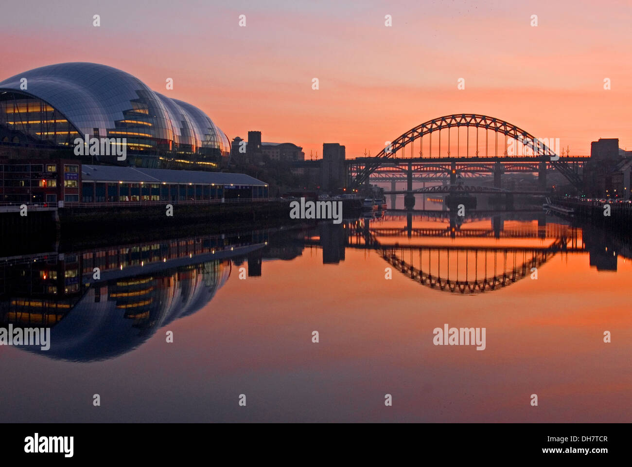 Tyne dans le centre de Newcastle sur Tyne au coucher du soleil. Les ponts de la rivière Tyne sont des sites importants du nord-est de l'Angleterre. Banque D'Images