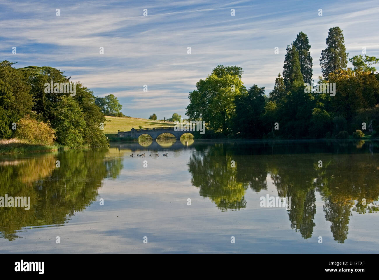 Tôt le matin les réflexions dans le lac à Compton Verney en Afrique du Warwickshire. Banque D'Images
